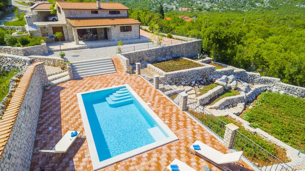 Rustic Villa Fragola With Heated Pool
