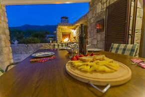 Rustic Villa Fragola With Heated Pool