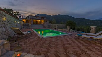 Rustic Villa Fragola With Heated Pool