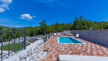 Rustic Villa Fragola With Heated Pool
