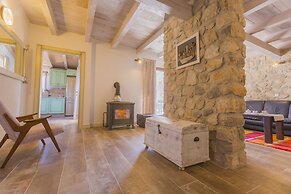 Rustic Villa Fragola With Heated Pool