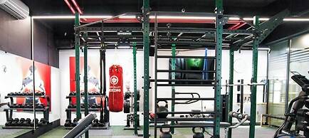 Modern central Apt with AC parking gym