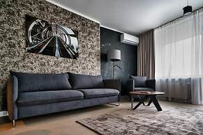Modern central Apt with AC parking gym
