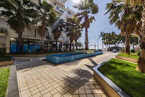Beachfront Apartment With Pool Access