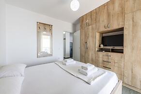 Beachfront Apartment With Pool Access