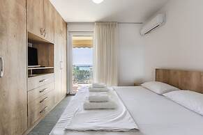 Beachfront Apartment With Pool Access