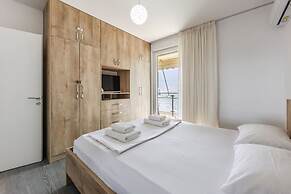 Beachfront Apartment With Pool Access