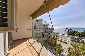 Beachfront Apartment With Pool Access