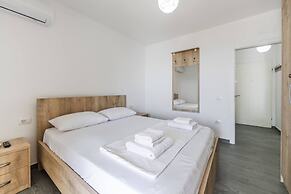 Beachfront Apartment With Pool Access