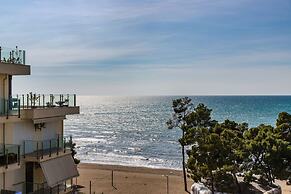 Beachfront Apartment With Pool Access