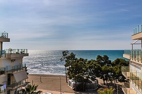 Beachfront Apartment With Pool Access