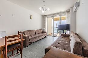 Beachfront Apartment With Pool Access