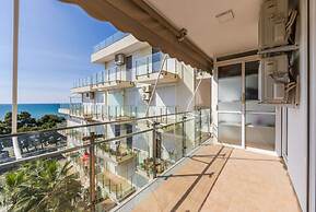 Beachfront Apartment With Pool Access