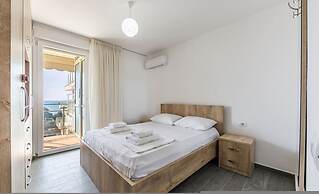 Beachfront Apartment With Pool Access