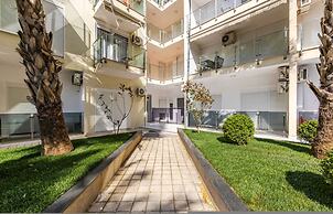 Beachfront Apartment With Pool Access
