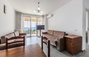 Beachfront Apartment With Pool Access