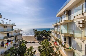 Beachfront Apartment With Pool Access