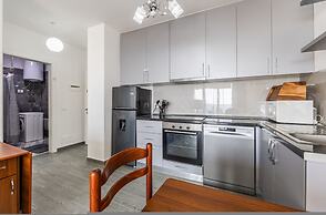 Beachfront Apartment With Pool Access