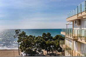 Beachfront Apartment With Pool Access