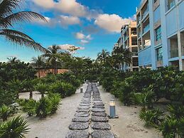 Beautiful PH in Front of the Marina