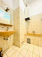 Stylish 9BR Apartment for 18 Guests