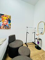 Stylish 9BR Apartment for 18 Guests