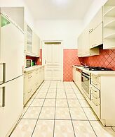 Stylish 9BR Apartment for 18 Guests