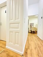 Stylish 9BR Apartment for 18 Guests