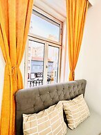Stylish 9BR Apartment for 18 Guests