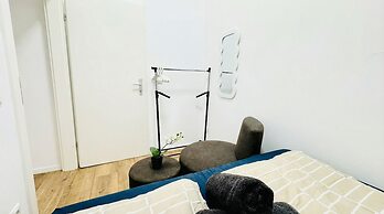 Stylish 9BR Apartment for 18 Guests
