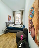 Stylish 9BR Apartment for 18 Guests