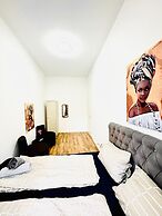 Stylish 9BR Apartment for 18 Guests