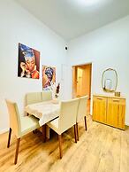 Stylish 9BR Apartment for 18 Guests