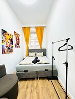 Stylish 9BR Apartment for 18 Guests