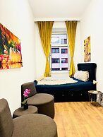 Stylish 9BR Apartment for 18 Guests