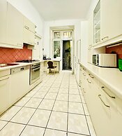Stylish 9BR Apartment for 18 Guests