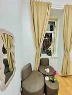 Stylish 9BR Apartment for 18 Guests