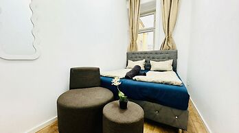 Stylish 9BR Apartment for 18 Guests