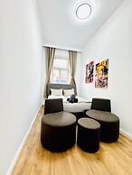Stylish 9BR Apartment for 18 Guests