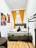 Stylish 9BR Apartment for 18 Guests