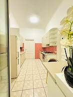 Simple Private Room Steps from Augarten