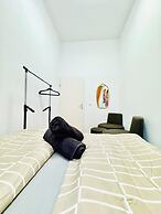 Simple Private Room Steps from Augarten