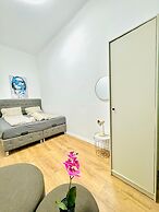 Simple Private Room Steps from Augarten