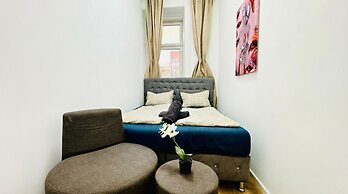 Simple Private Room Steps from Augarten