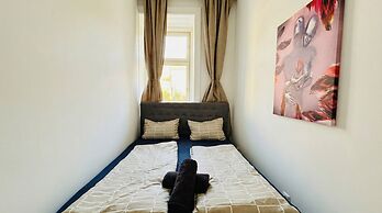 Simple Private Room Steps from Augarten
