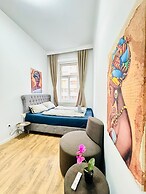Simple Private Room Steps from Augarten