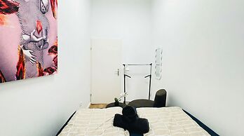 Simple Private Room Steps from Augarten