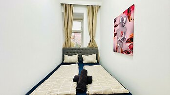 Simple Private Room Steps from Augarten