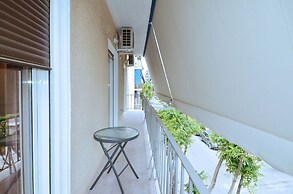 A modern and neoclassical apartment