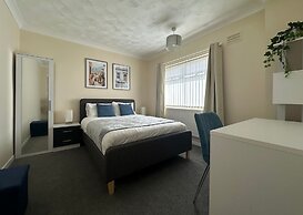 Spacious 5 Bedroom With 4 Baths Off-road Parking